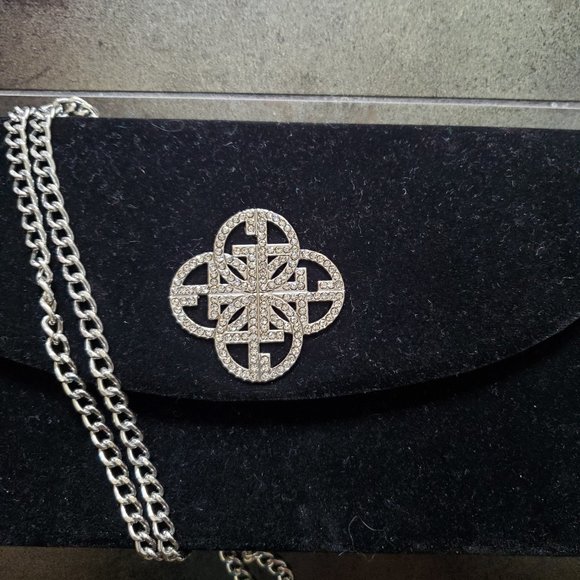 Velvet 'Cross' Purse - Picture 6 of 8